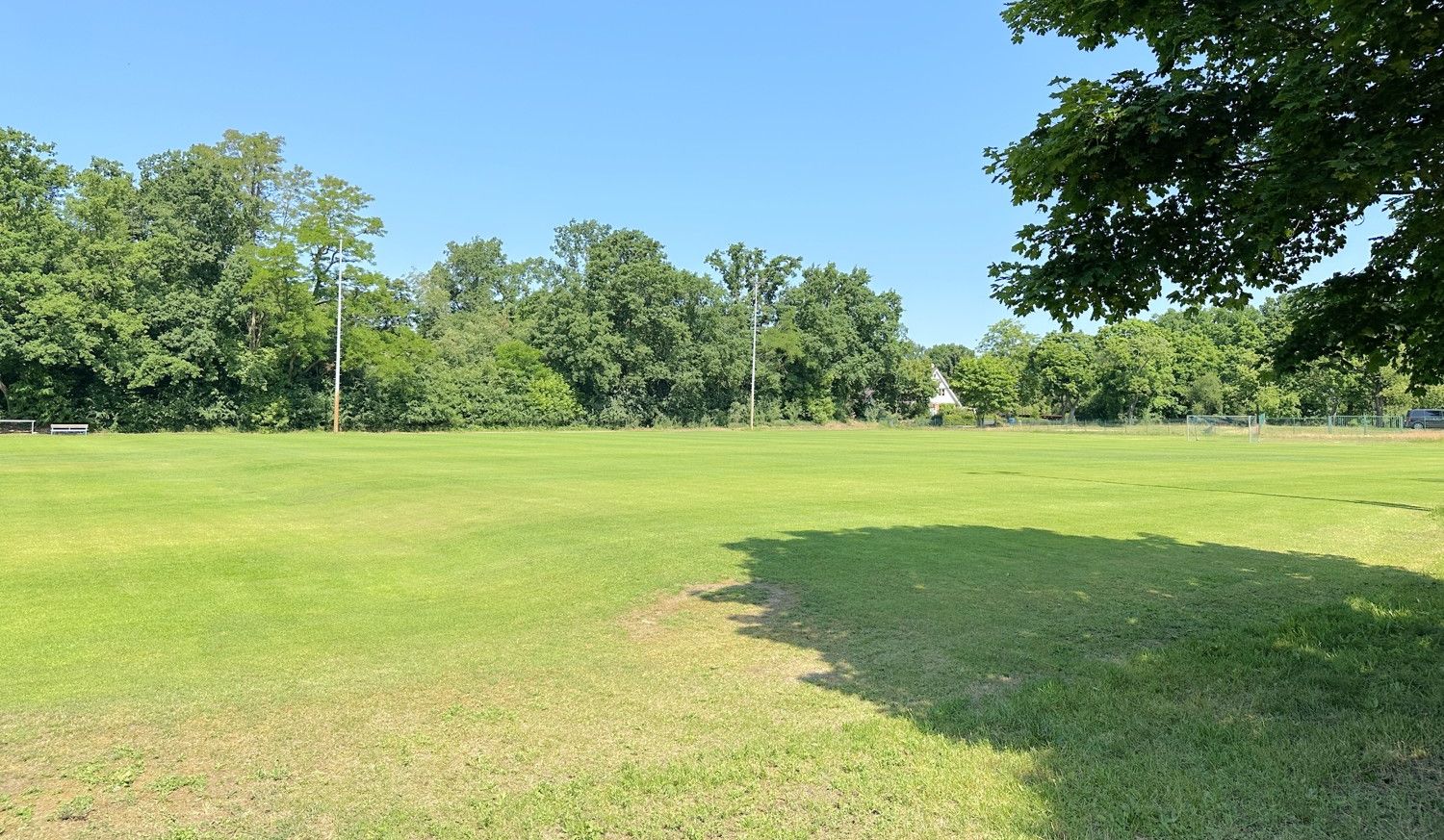 angrenzender Fußballplatz