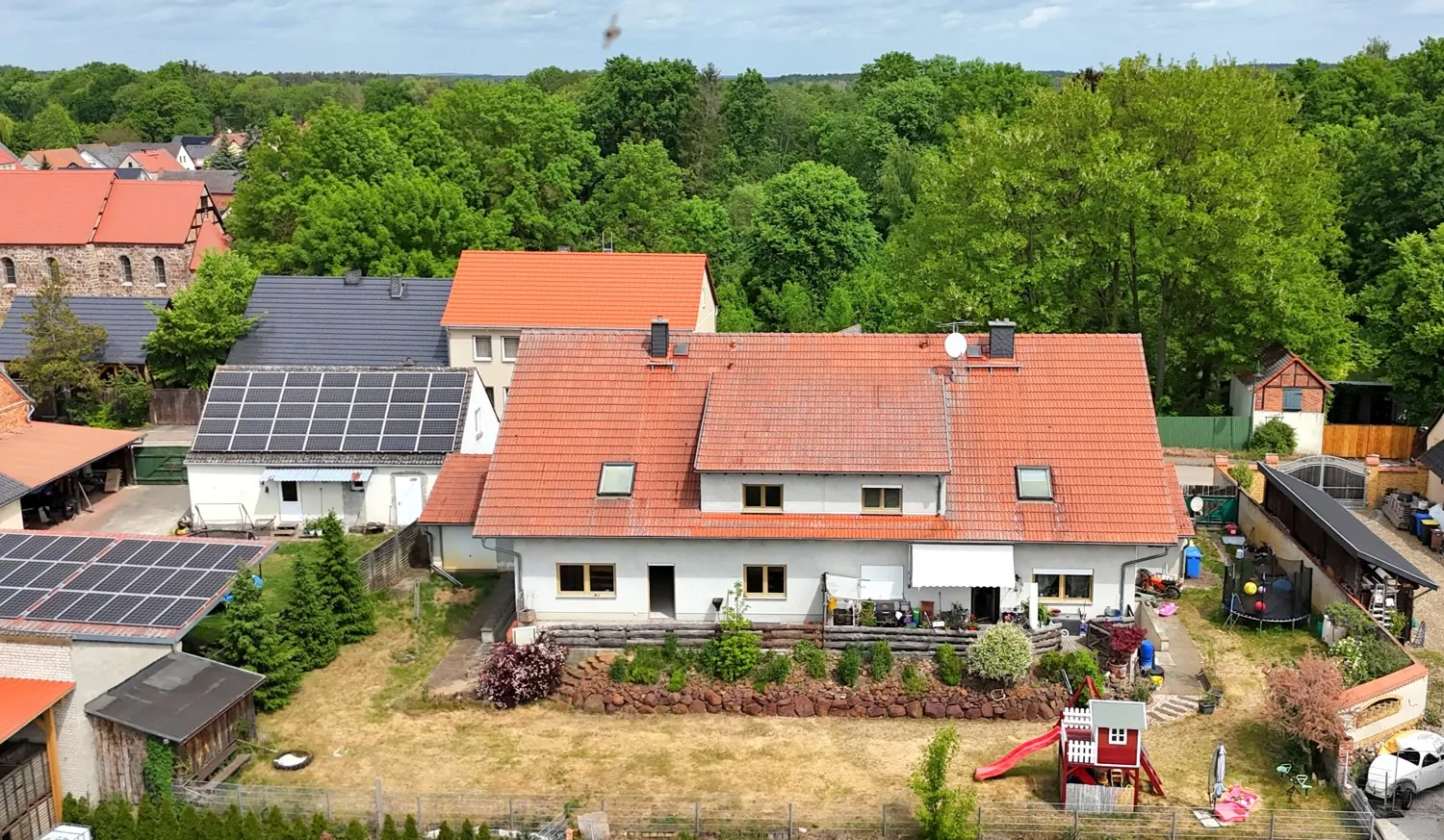 Mehrfamilienhaus mit 4 Wohneinheiten und Garten