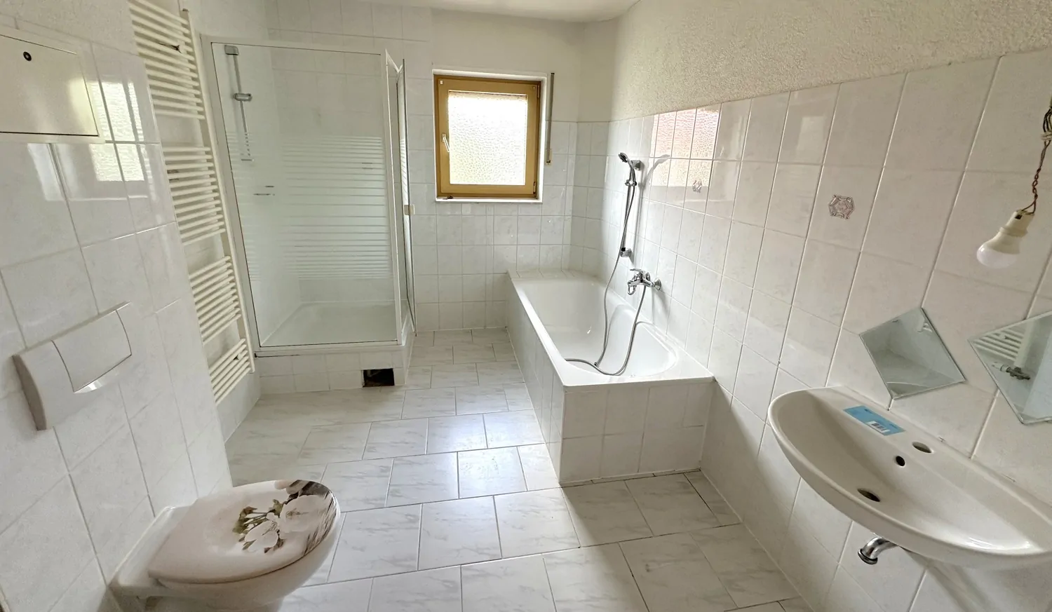 Badezimmer mit Badewanne und Dusche im Dachgeschoss