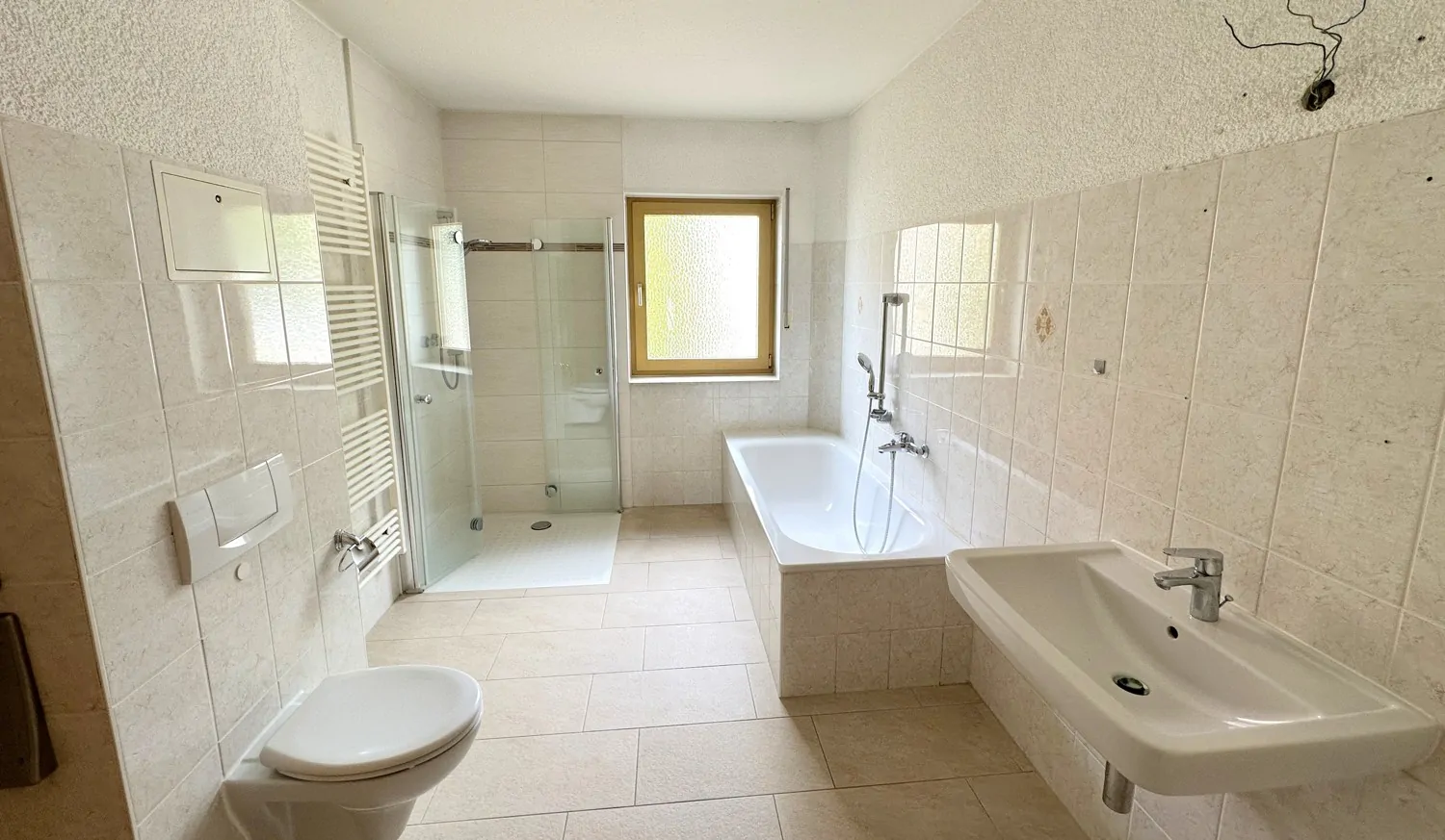 Badezimmer mit Badewanne und ebenerdiger Dusche im Erdgeschoss