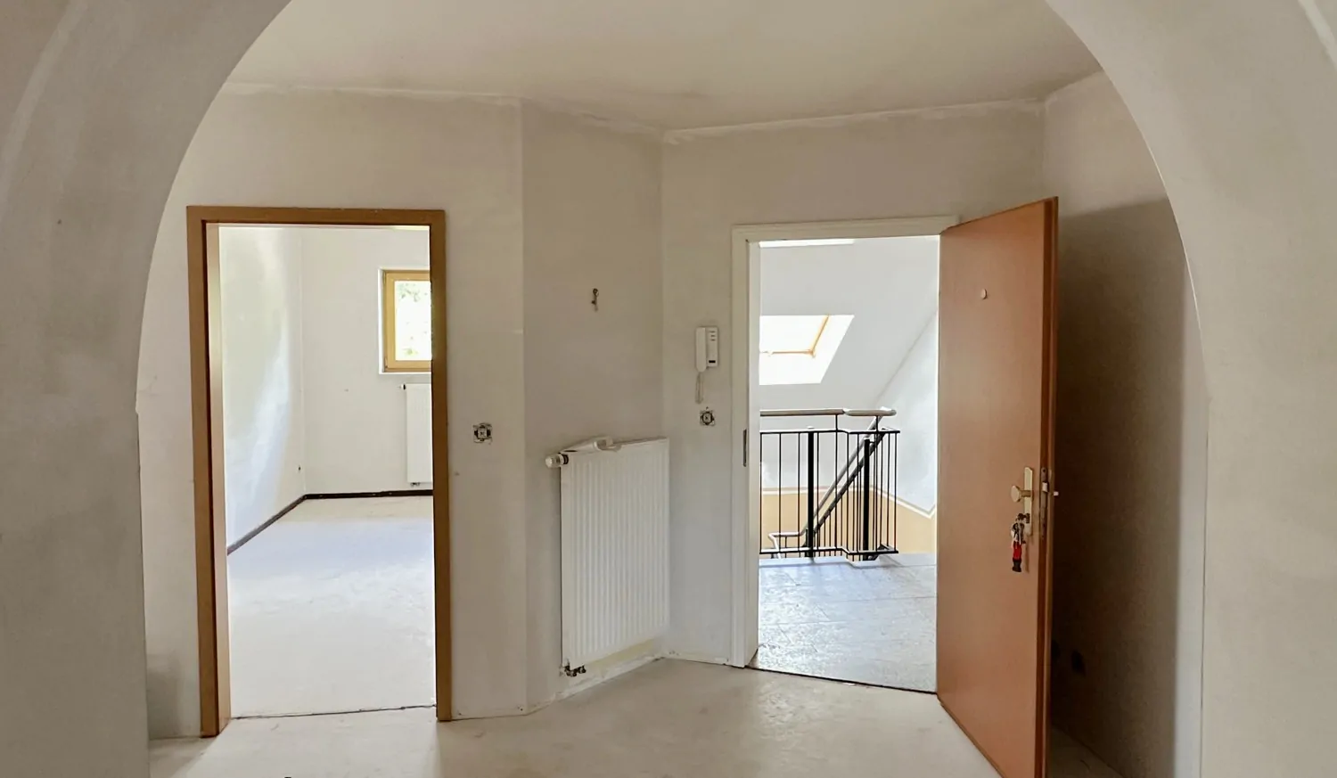 Diele mit Wohnungseingang im Dachgeschoss