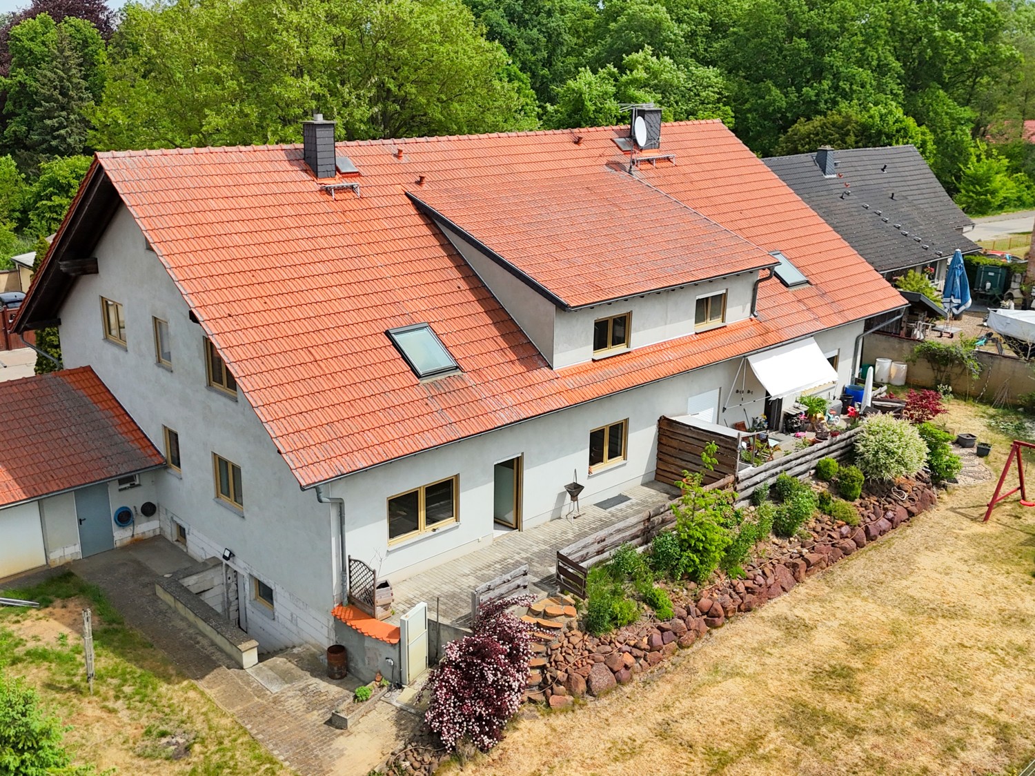 Garten mit sonnigen Terrassen