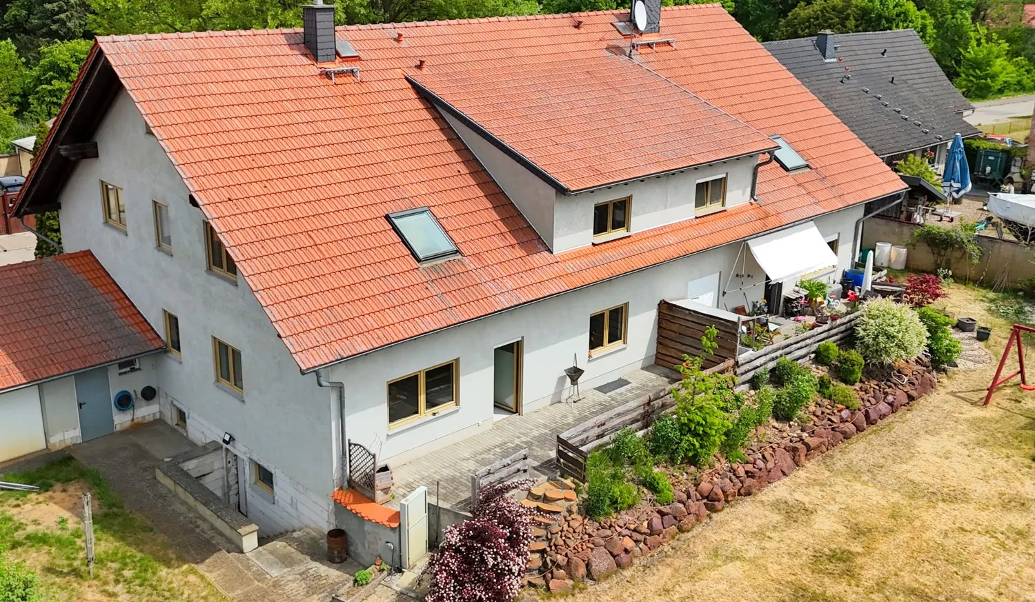 Garten mit sonnigen Terrassen