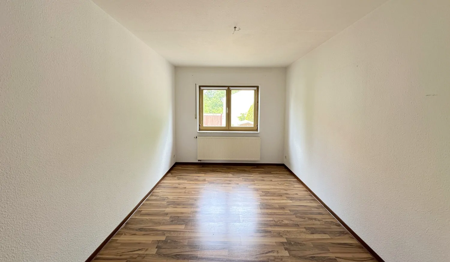 straßenseitiges Kinderzimmer im Erdgeschoss