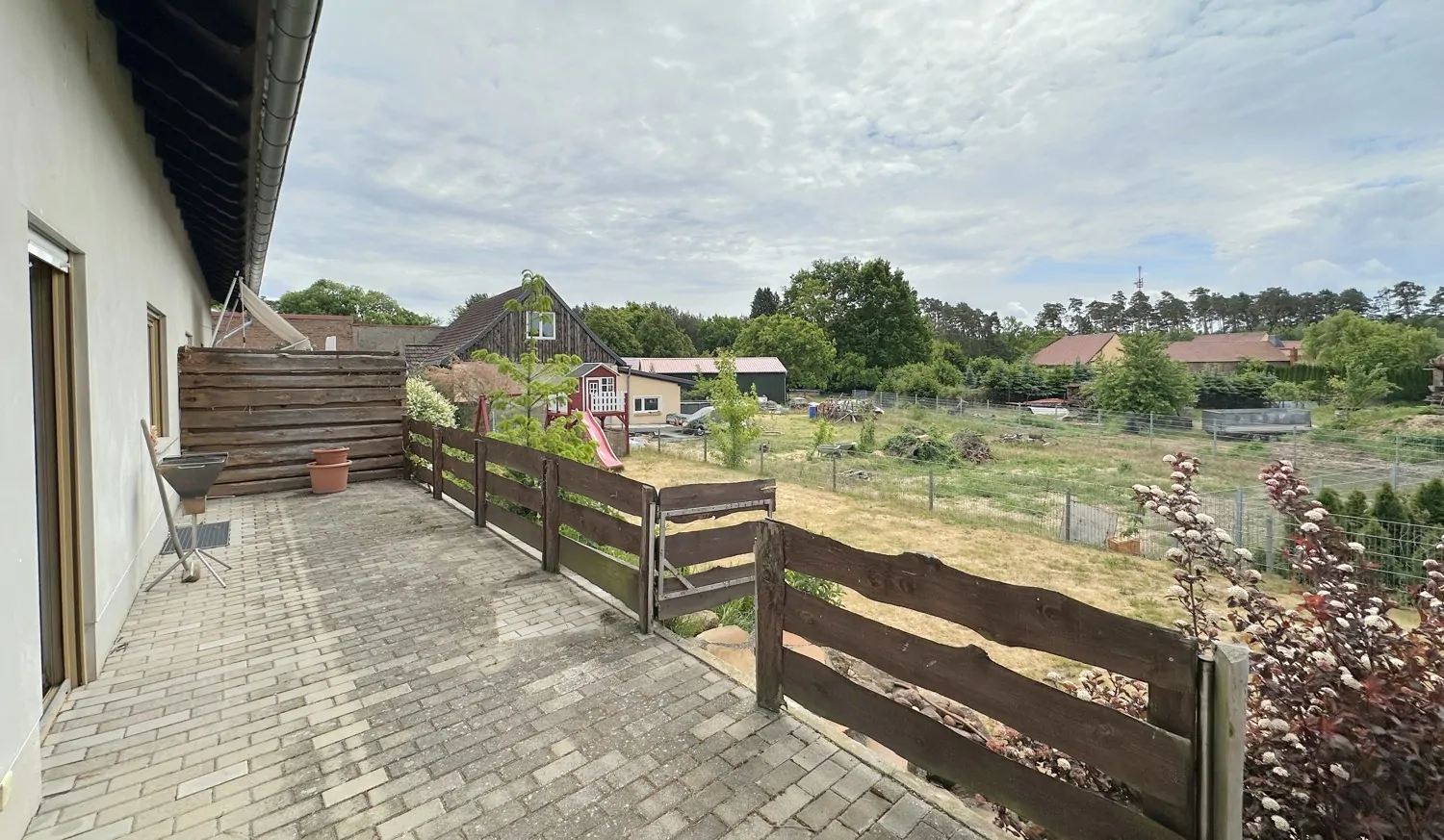 Terrasse mit Gartenzugang im Erdgeschoss