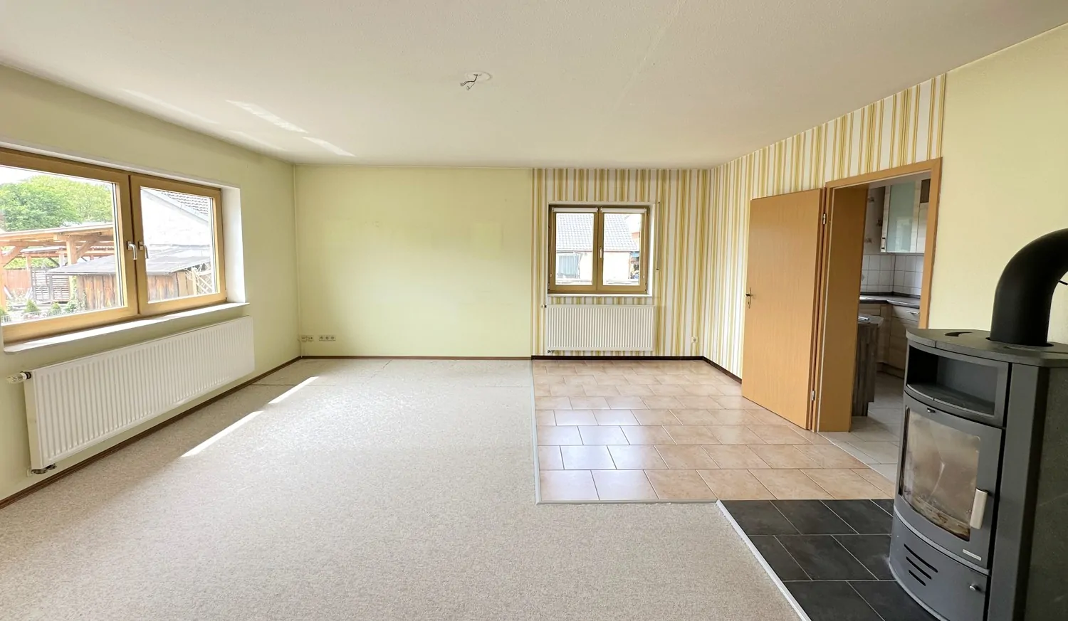 großzügiger Wohn- und Essbereich mit Kamin im Erdgeschoss