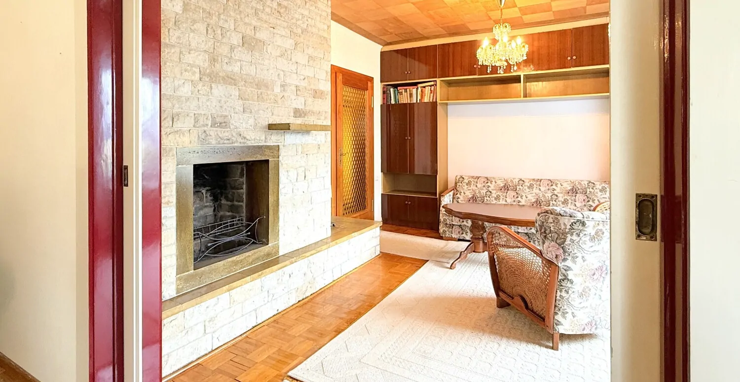 Wohnzimmer mit stilvollem Kamin