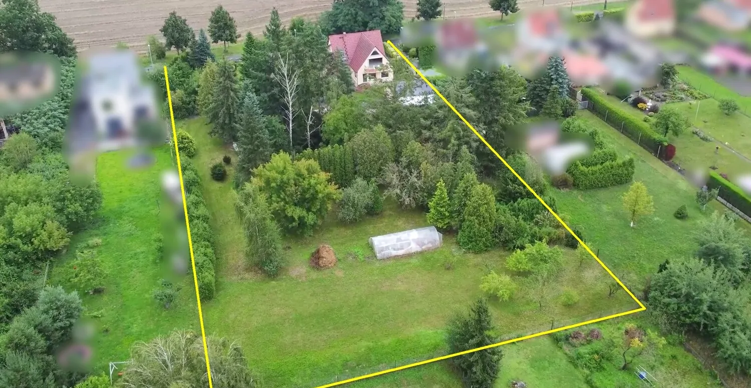 gesamtes Grundstück