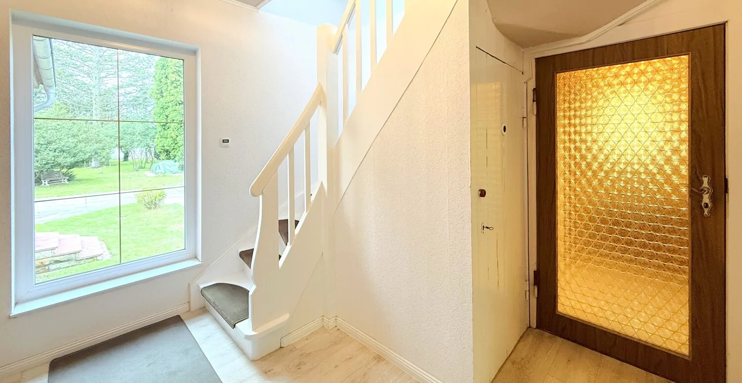 Flur mit Ornamenttür