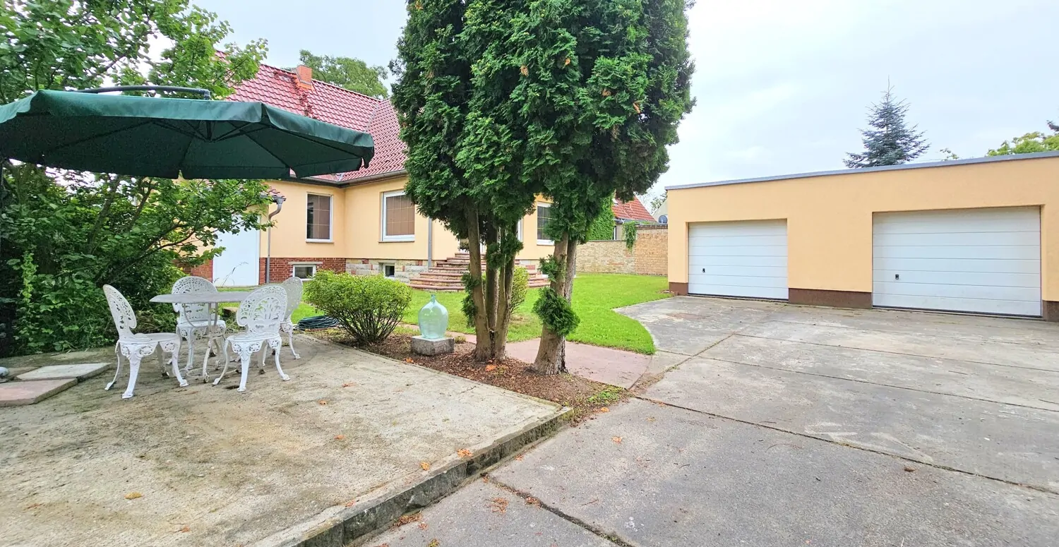 Terrasse und Doppelgarage im Garten
