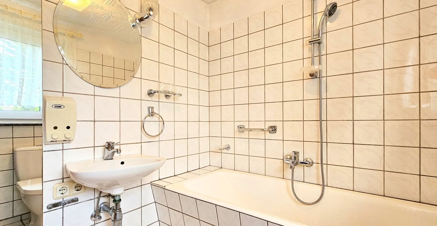 helles Badezimmer mit Badewanne