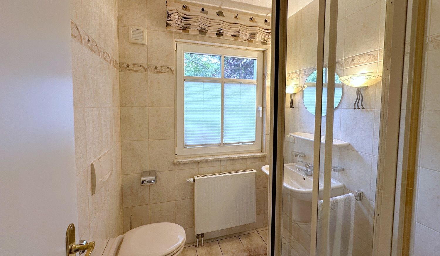Badezimmer mit Dusche im Erdgeschoss