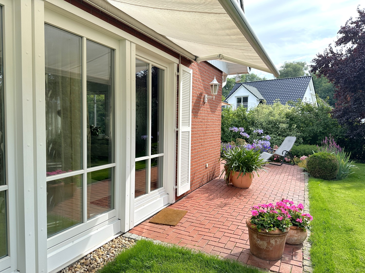 seitliche Terrasse mit Markise