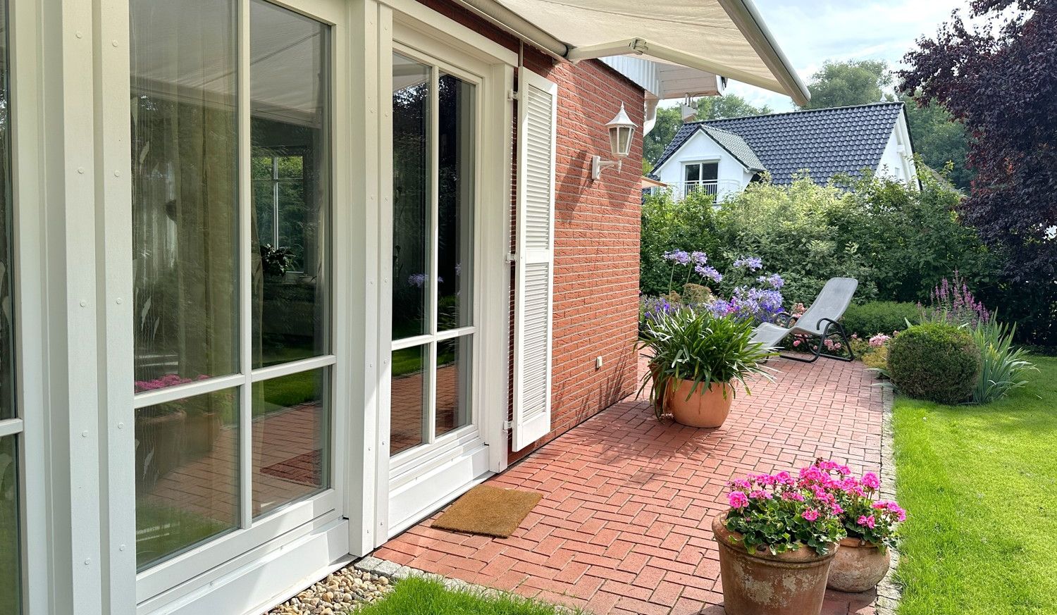 seitliche Terrasse mit Markise