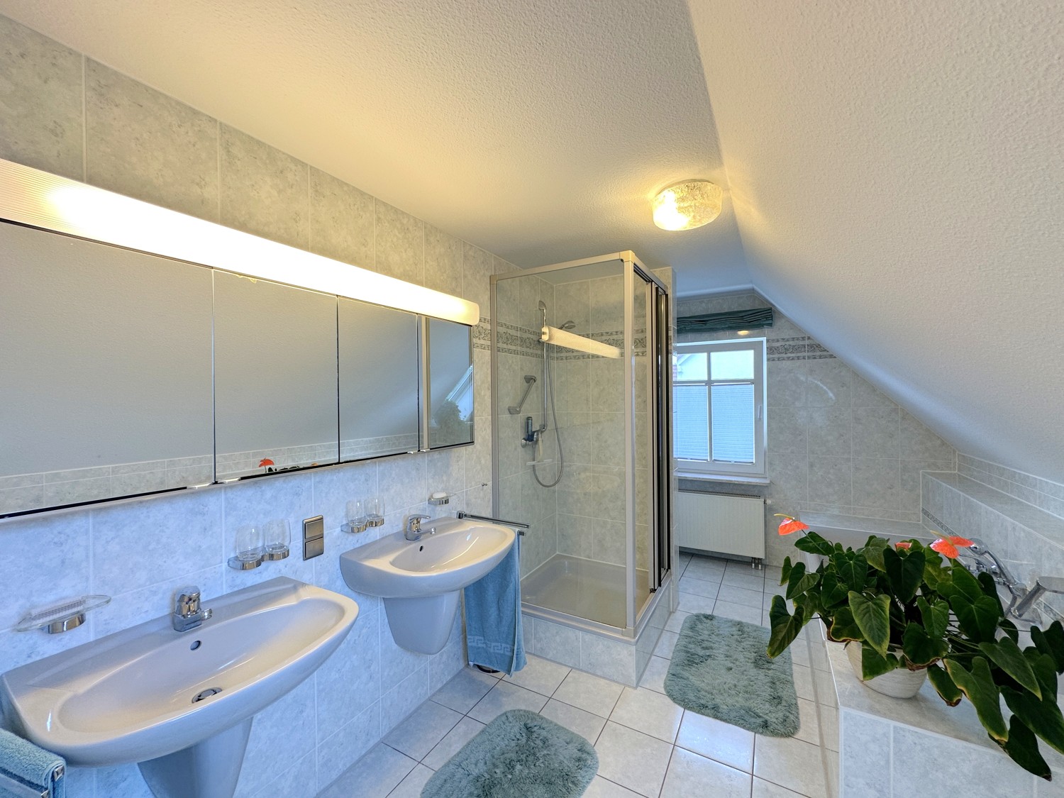 komfortables Badezimmer mit Badewanne und Dusche
