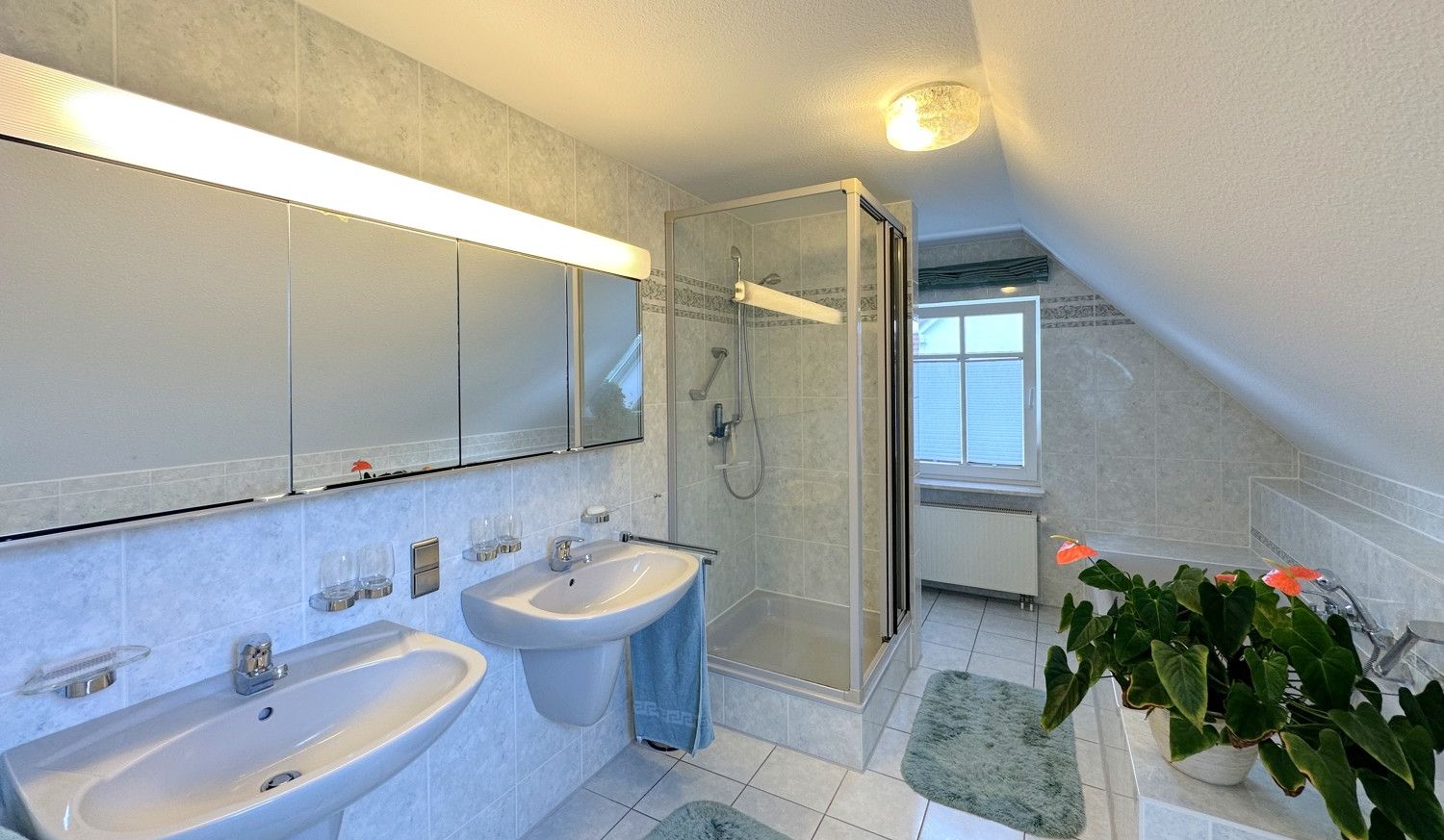 komfortables Badezimmer mit Badewanne und Dusche
