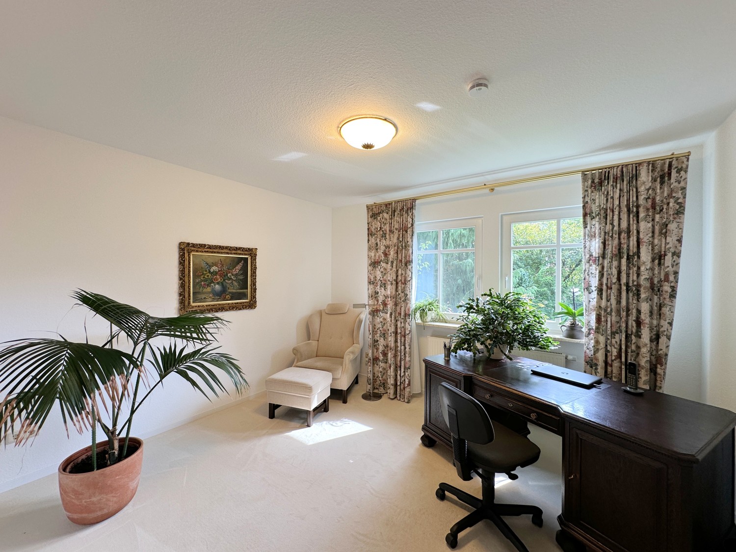 Arbeitszimmer mit Blick in den Garten