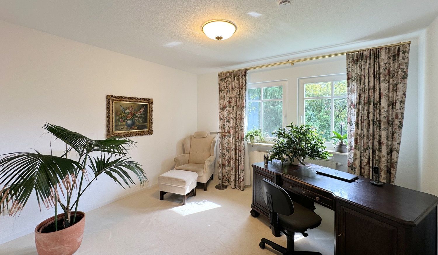 Arbeitszimmer mit Blick in den Garten