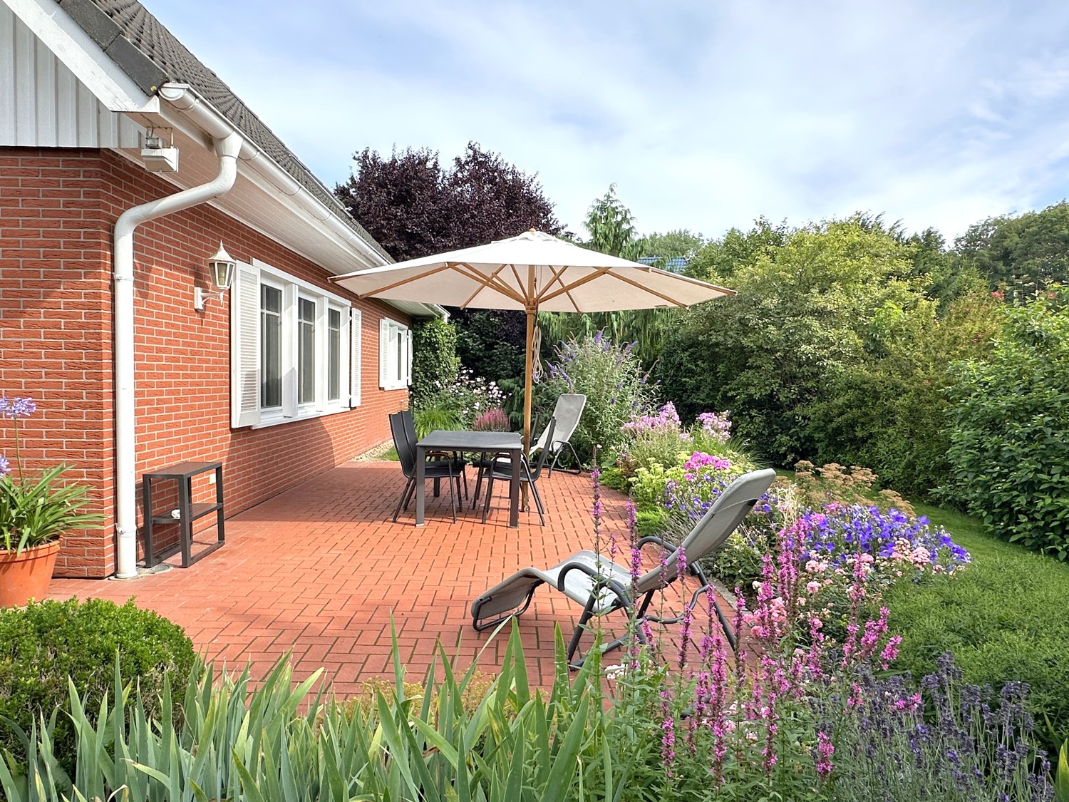 großzügige Terrasse mit Blick in den Garten
