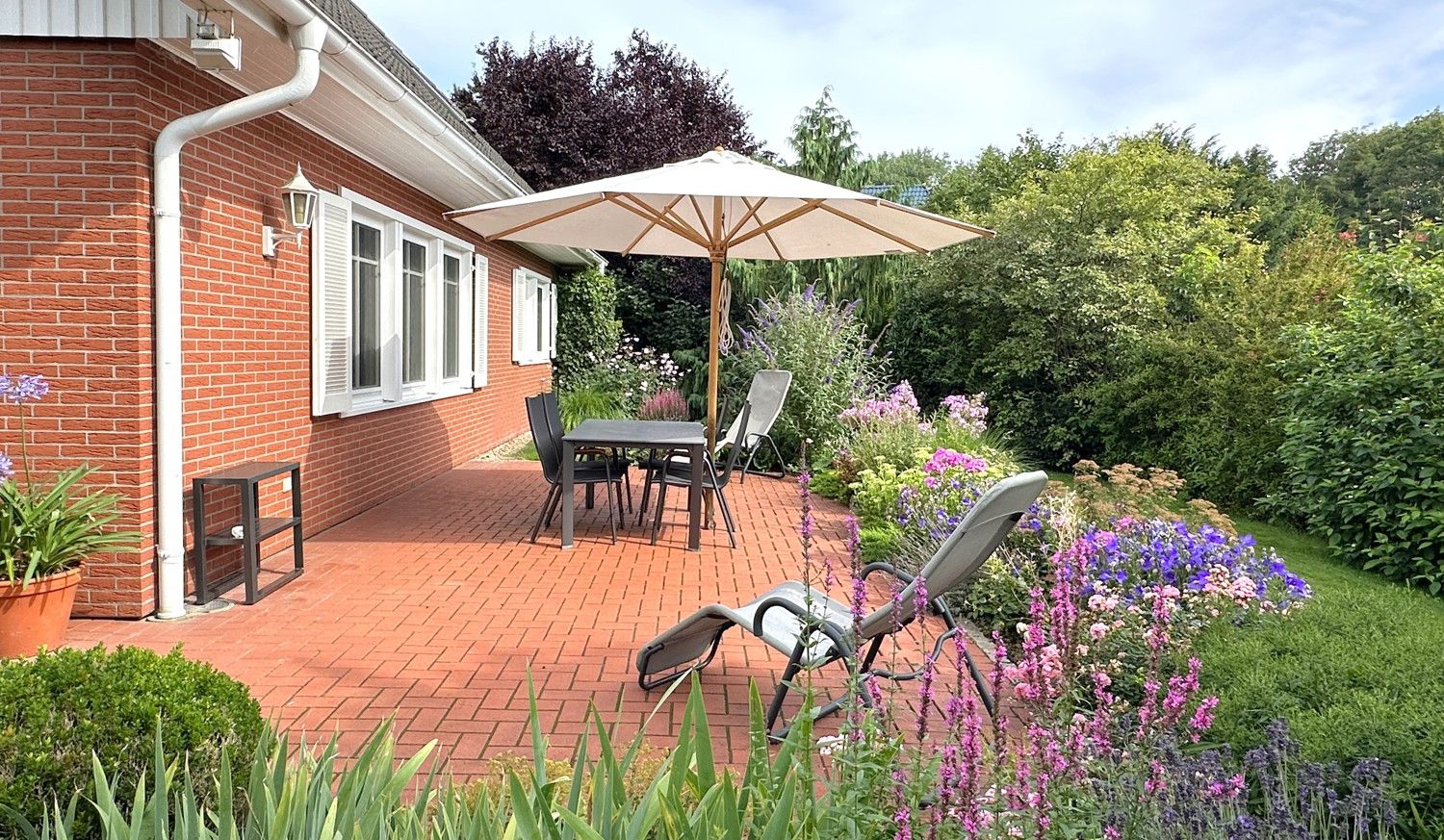 großzügige Terrasse mit Blick in den Garten
