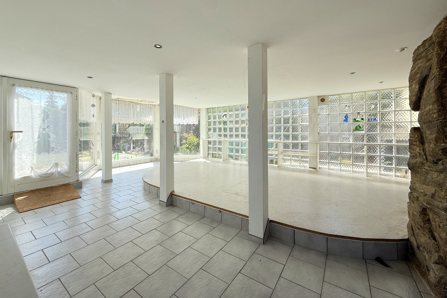 heller Wellnessbereich mit Indoor-Pool