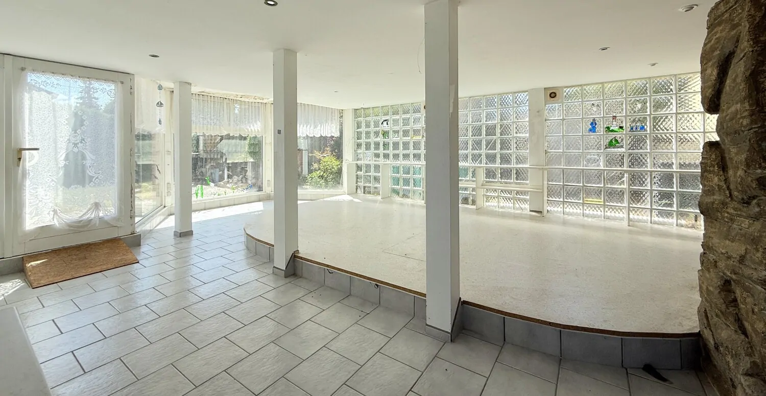 heller Wellnessbereich mit Indoor-Pool