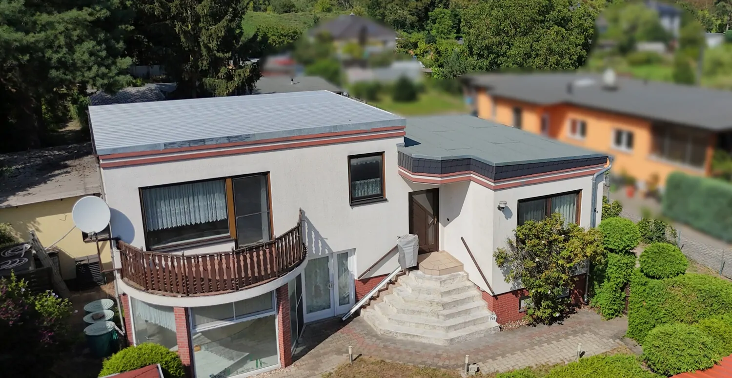 Oasis de bienestar junto al lago: casa unifamiliar con piscina cubierta y arquitectura única