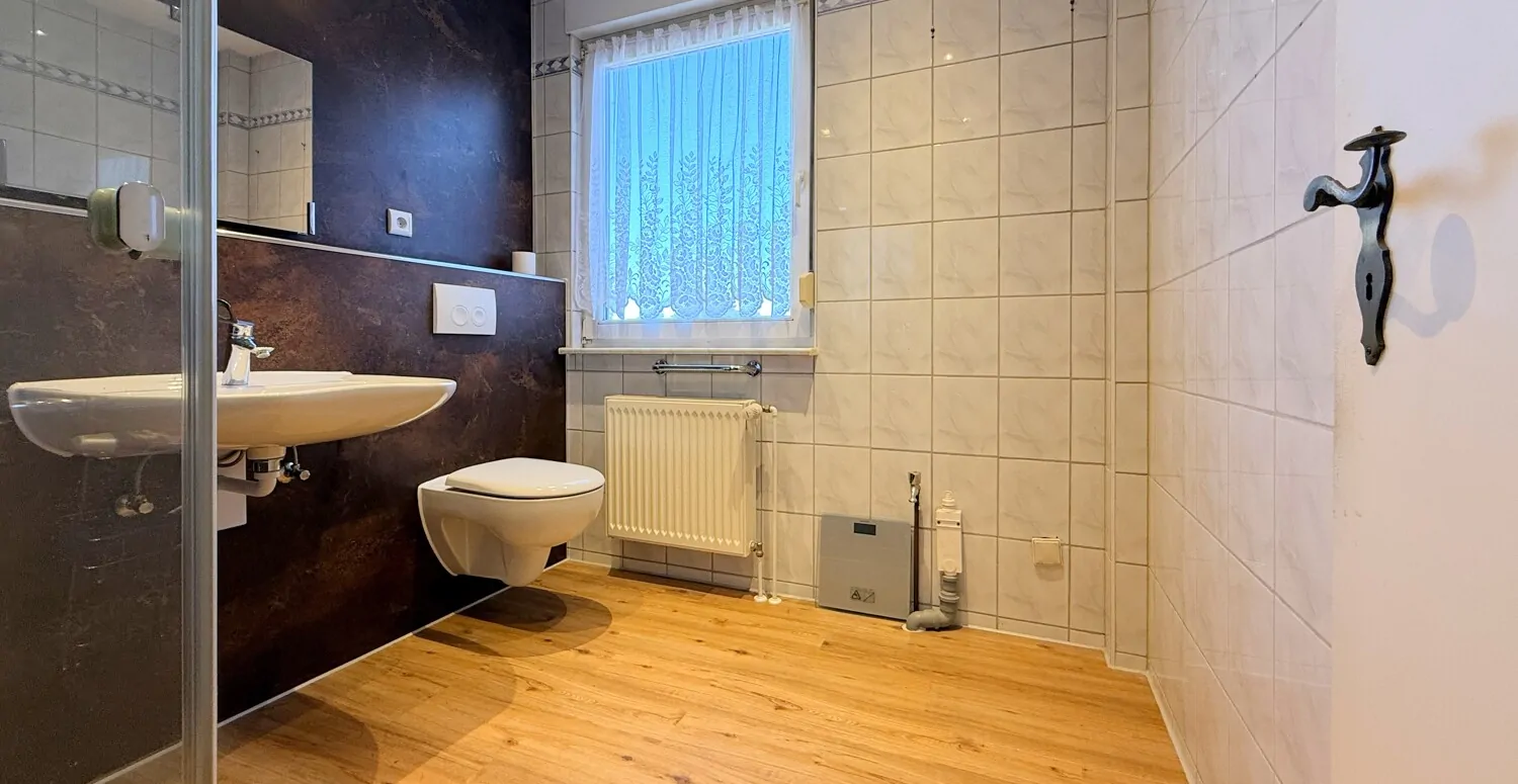 Tageslichtbad mit ebenerdiger Dusche