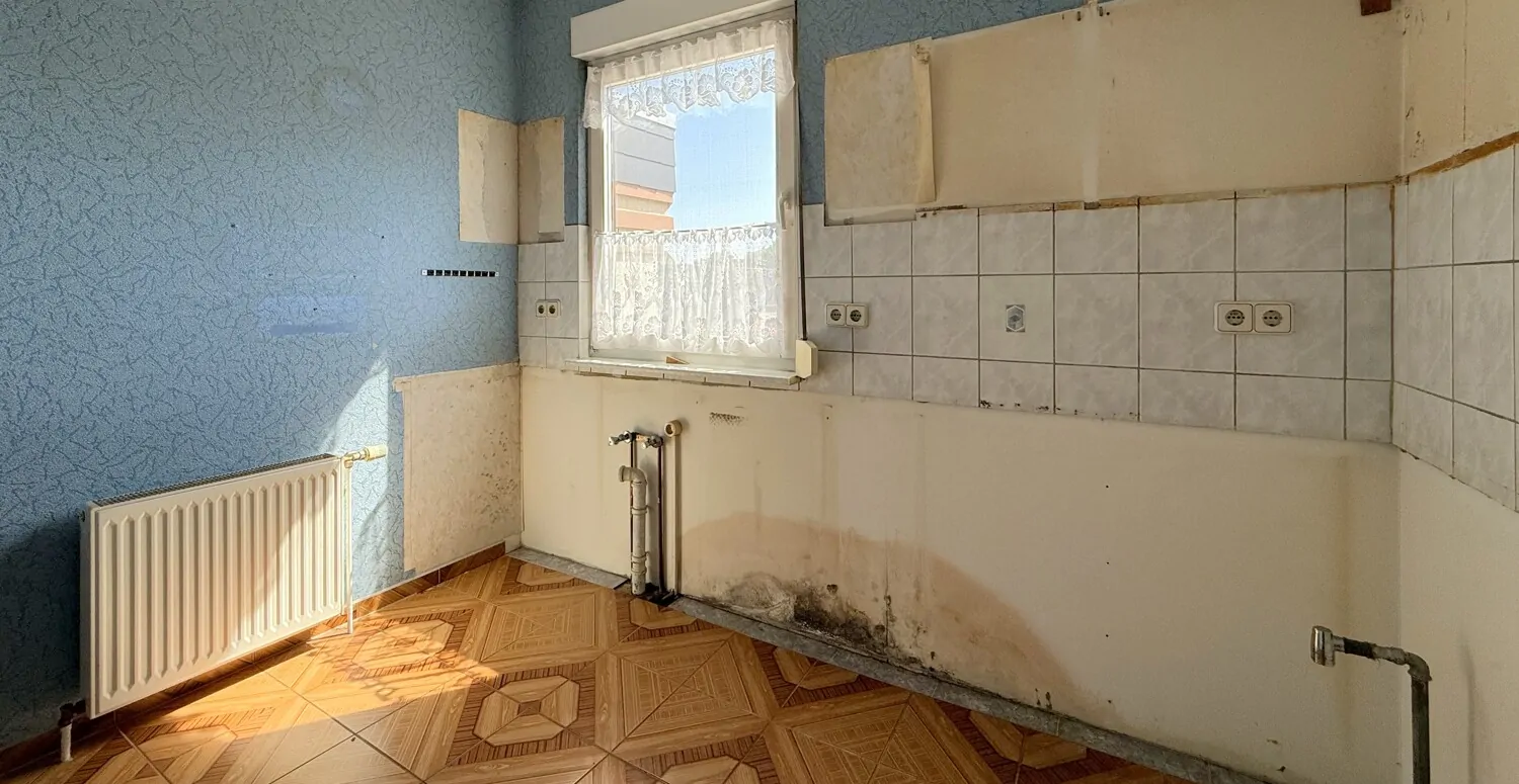 Küche mit Blick in den Garten