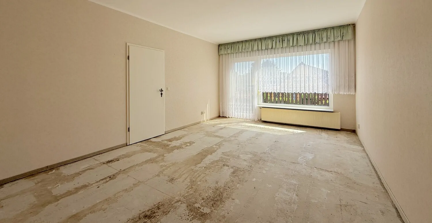 geräumiges Wohnzimmer mit angrenzendem Balkon