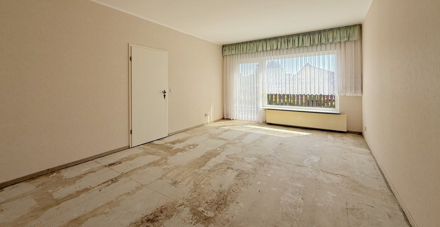 geräumiges Wohnzimmer mit angrenzendem Balkon