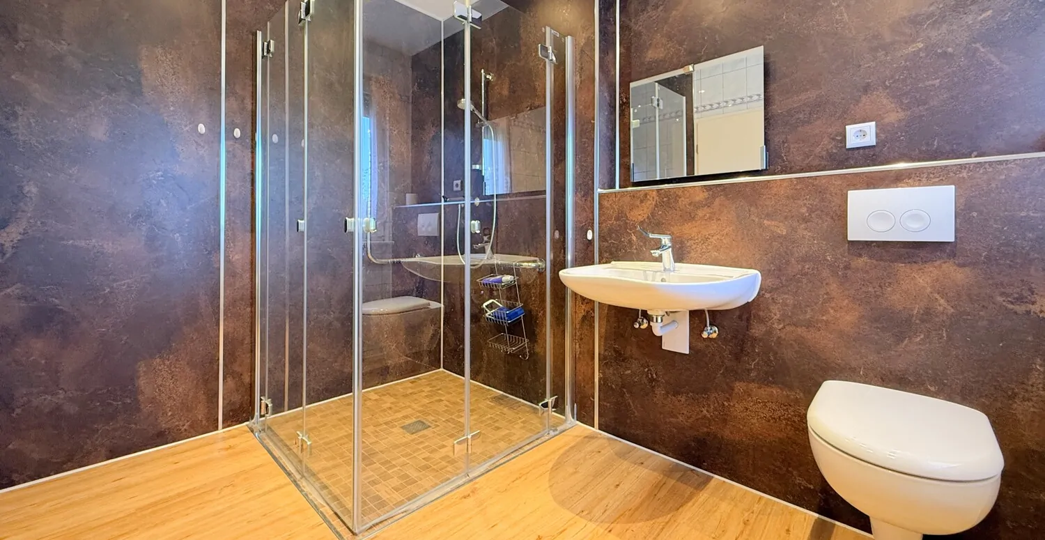 renoviertes Badezimmer mit ebenerdiger Dusche
