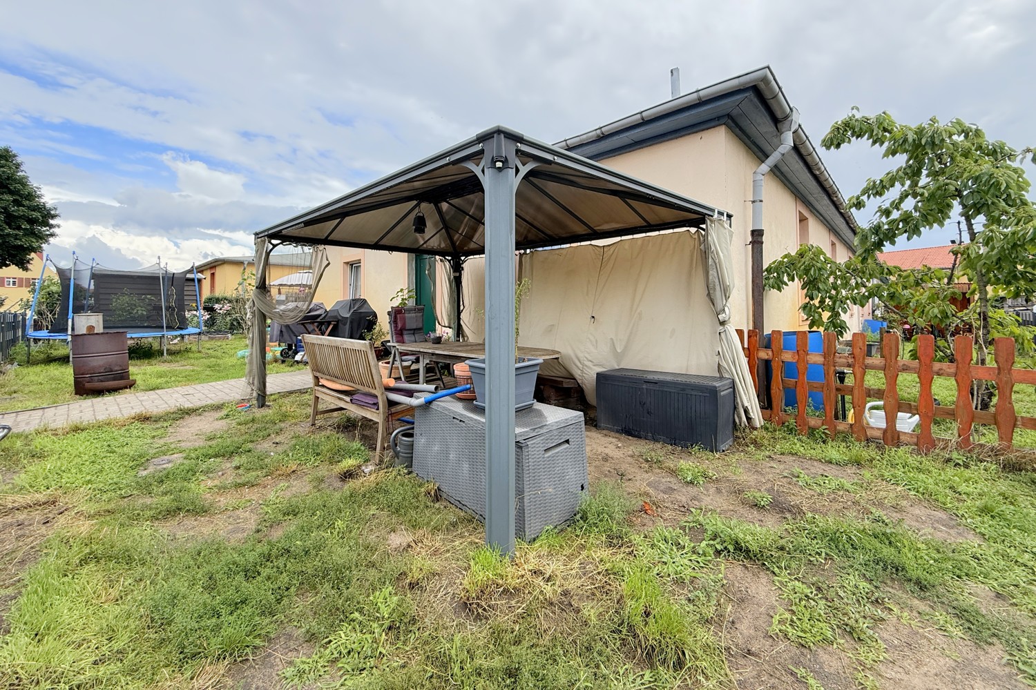 Vorgarten mit Sitzmöglichkeit