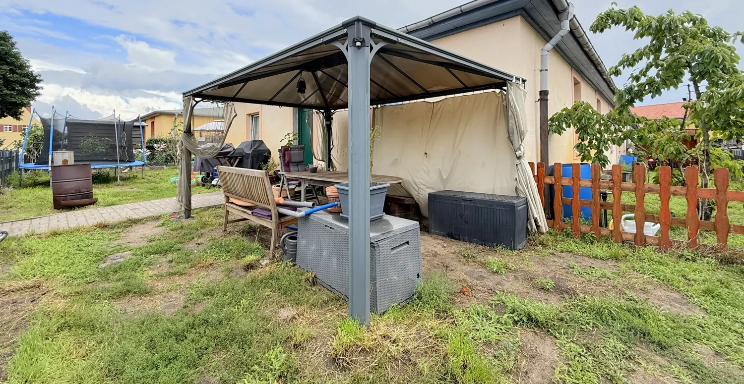 Vorgarten mit Sitzmöglichkeit