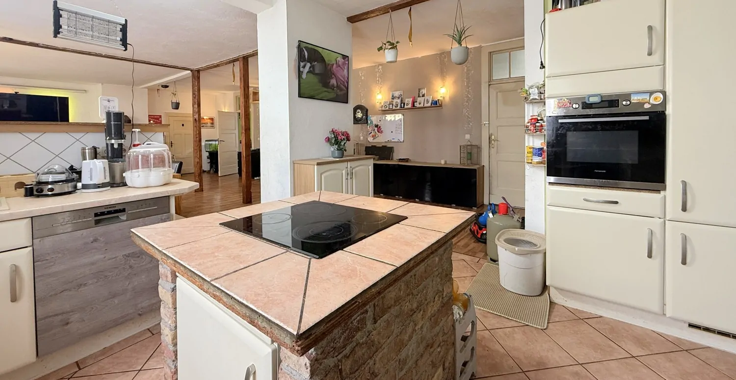 offene Küche mit kleiner Kochinsel