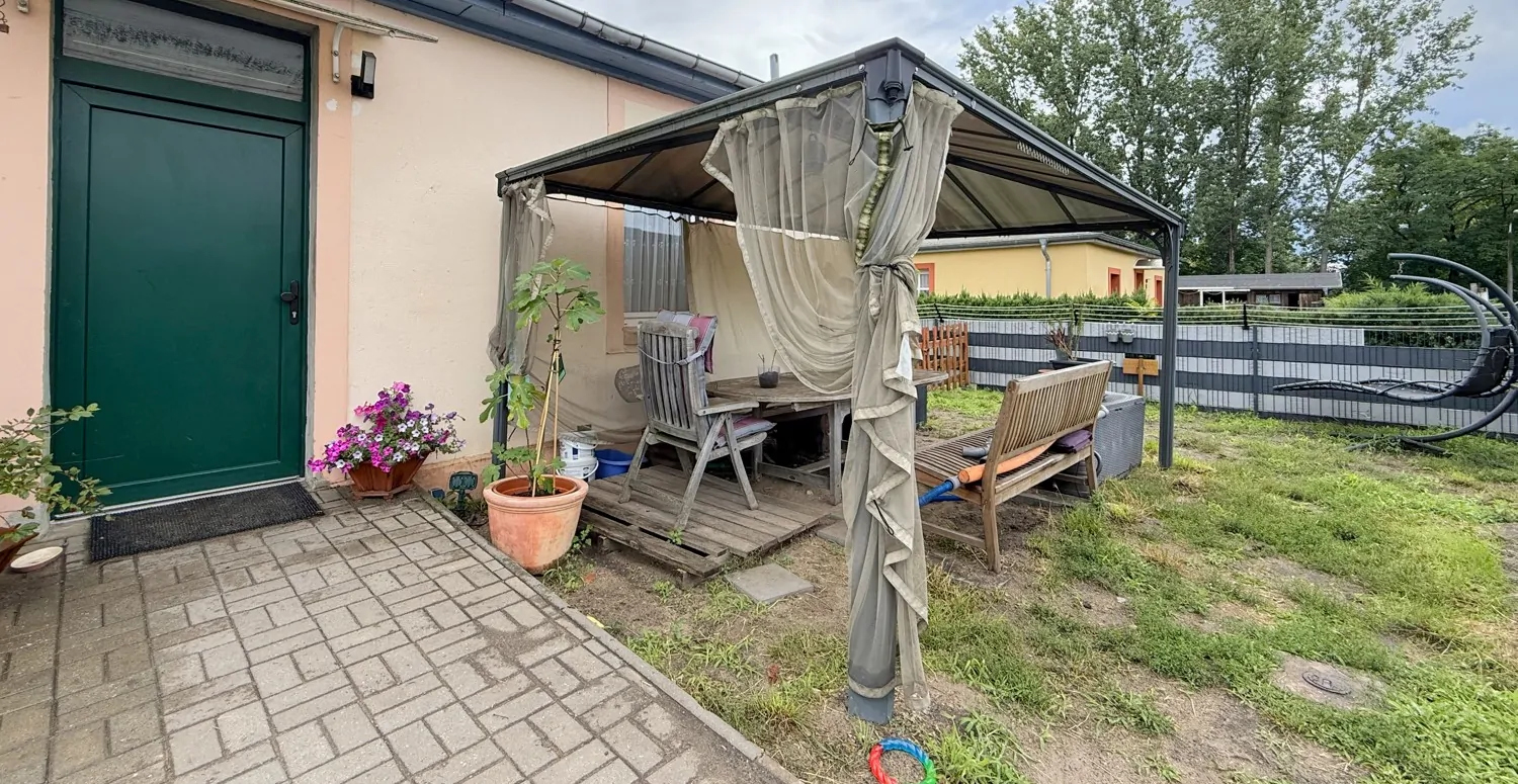 gepflasterter Weg zum Hauseingang