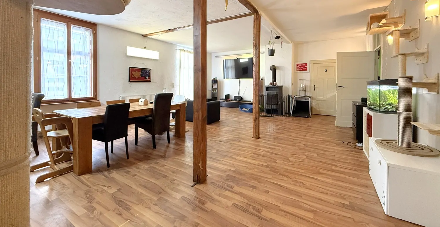 helles Wohnzimmer mit Kamin