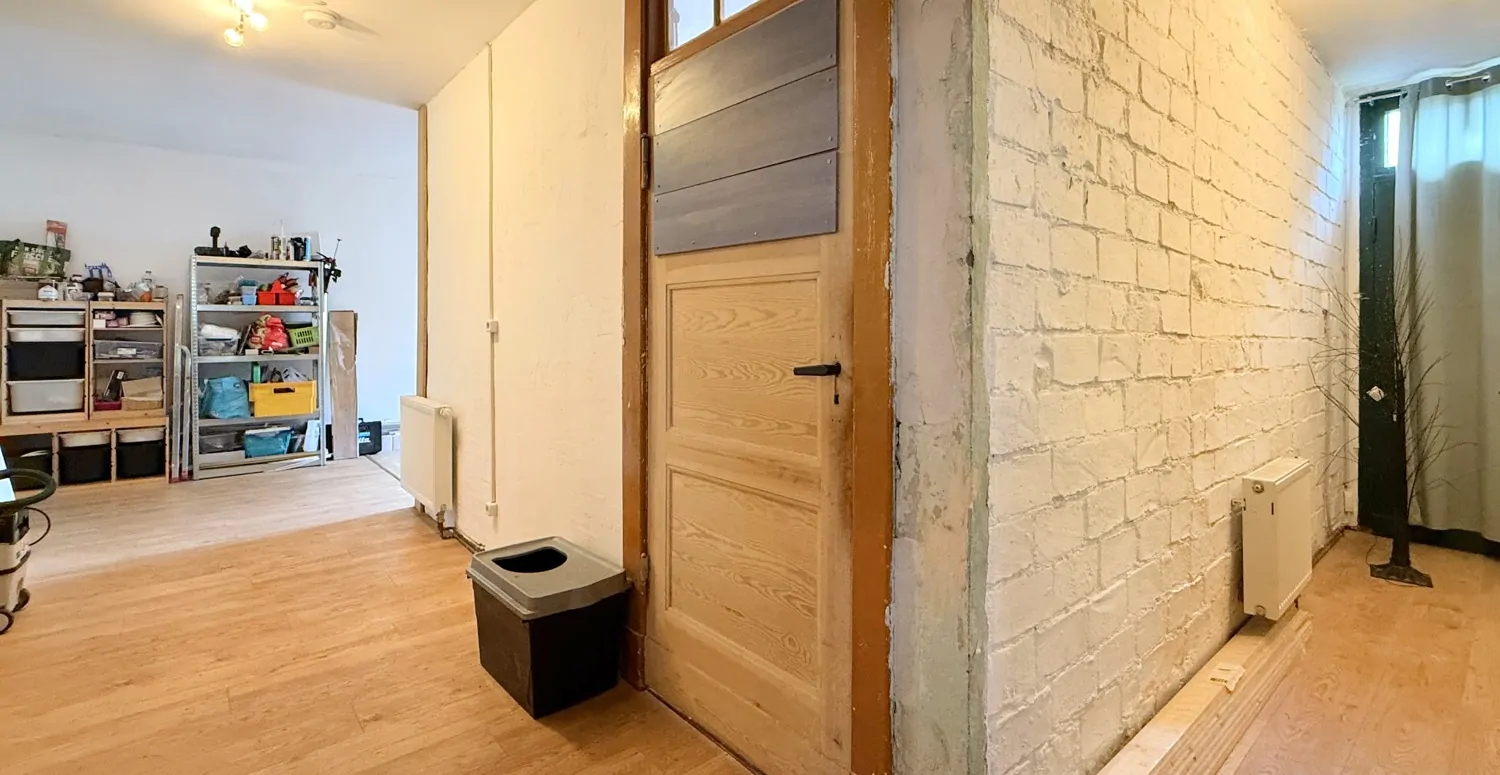 Flur mit zweitem Hauseingang im hinteren Gebäudeteil