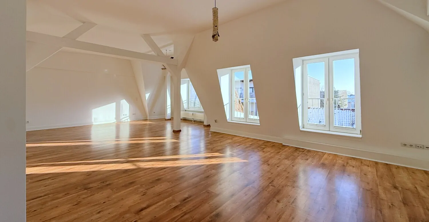 große Fensterflächen im lichtdurchfluteten Wohnbereich