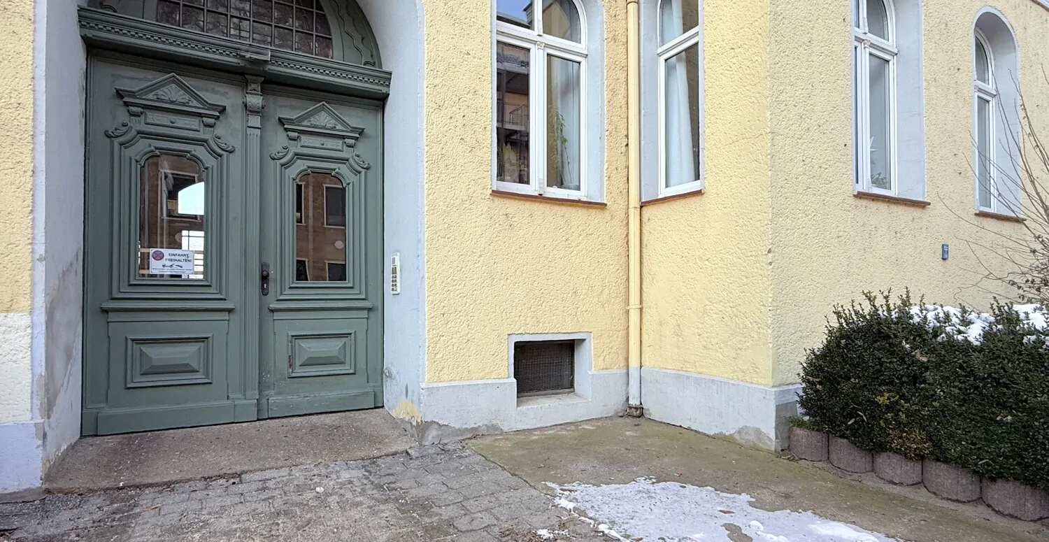 gepflasterte Zufahrt mit Doppelflügeltor