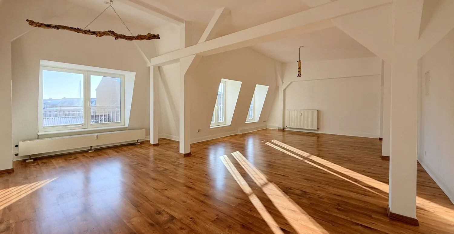 großes Wohnzimmer mit ca. 3 m hohen Decken