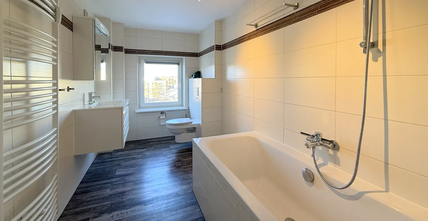 Badezimmer mit Badewanne