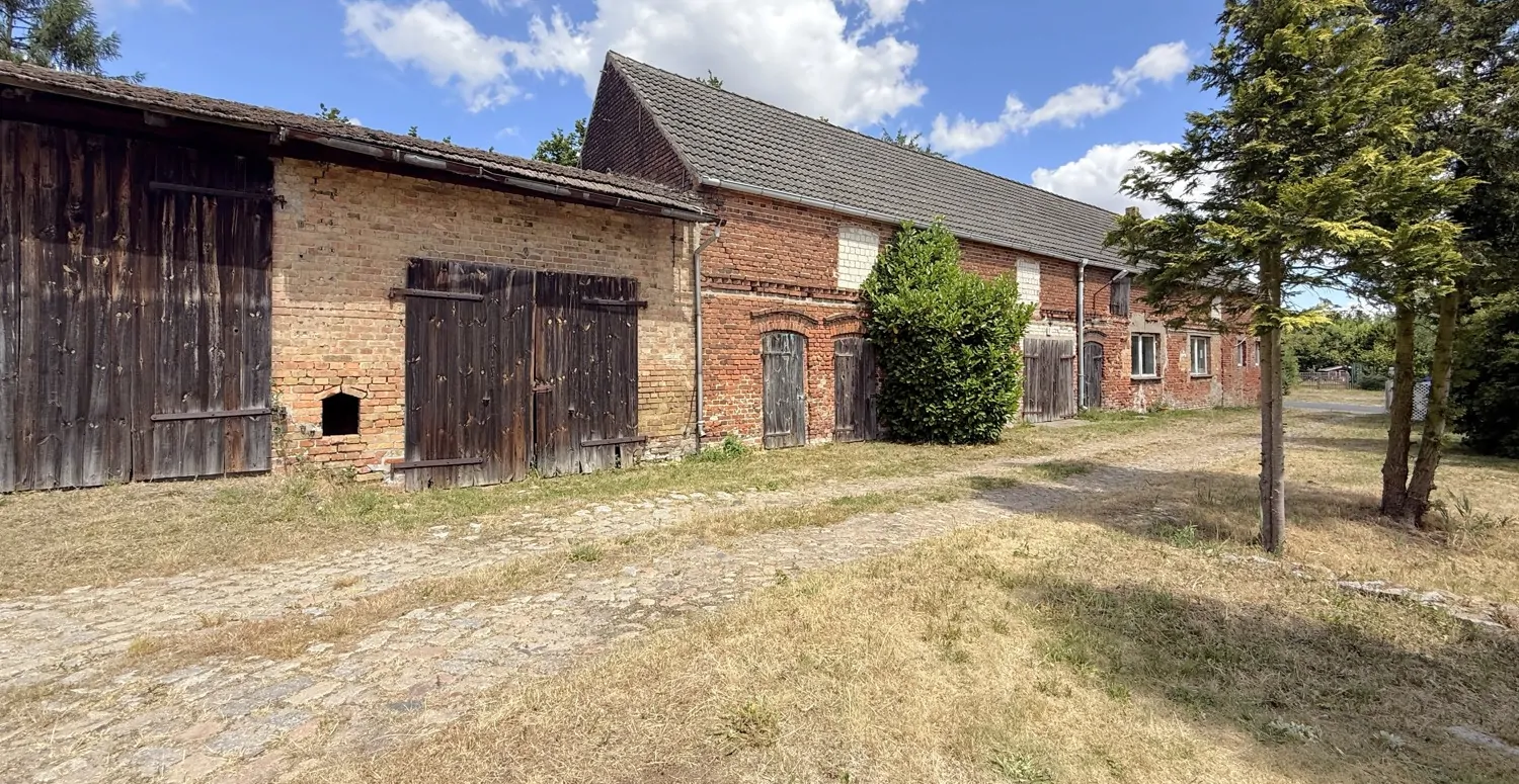 Garagen, Lagerräume und Werkstatt im Nebengebäude