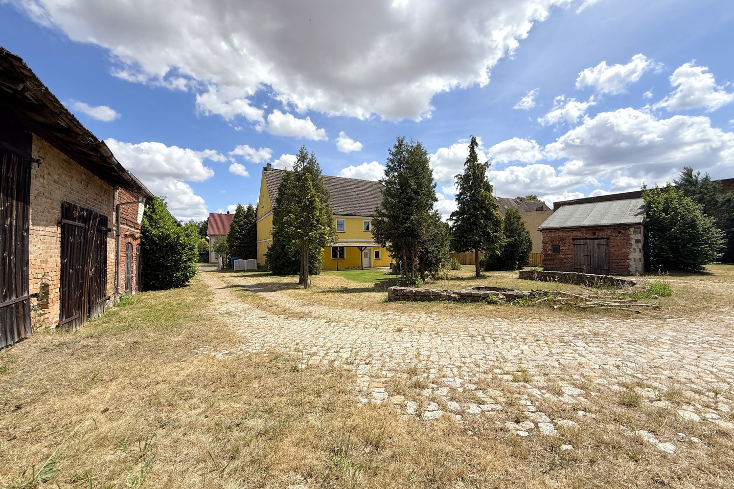 gepflasterte Auffahrt mit feldsteinen