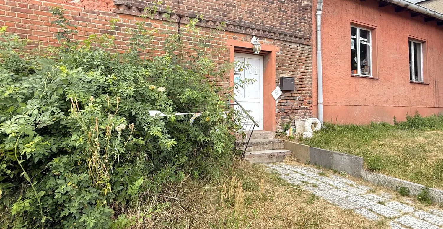 separater Eingang zum Nebengebäude mit eigener Hausnummer