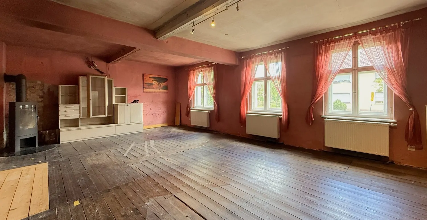 großer Wohnbereich mit Kamin im Erdgeschoss