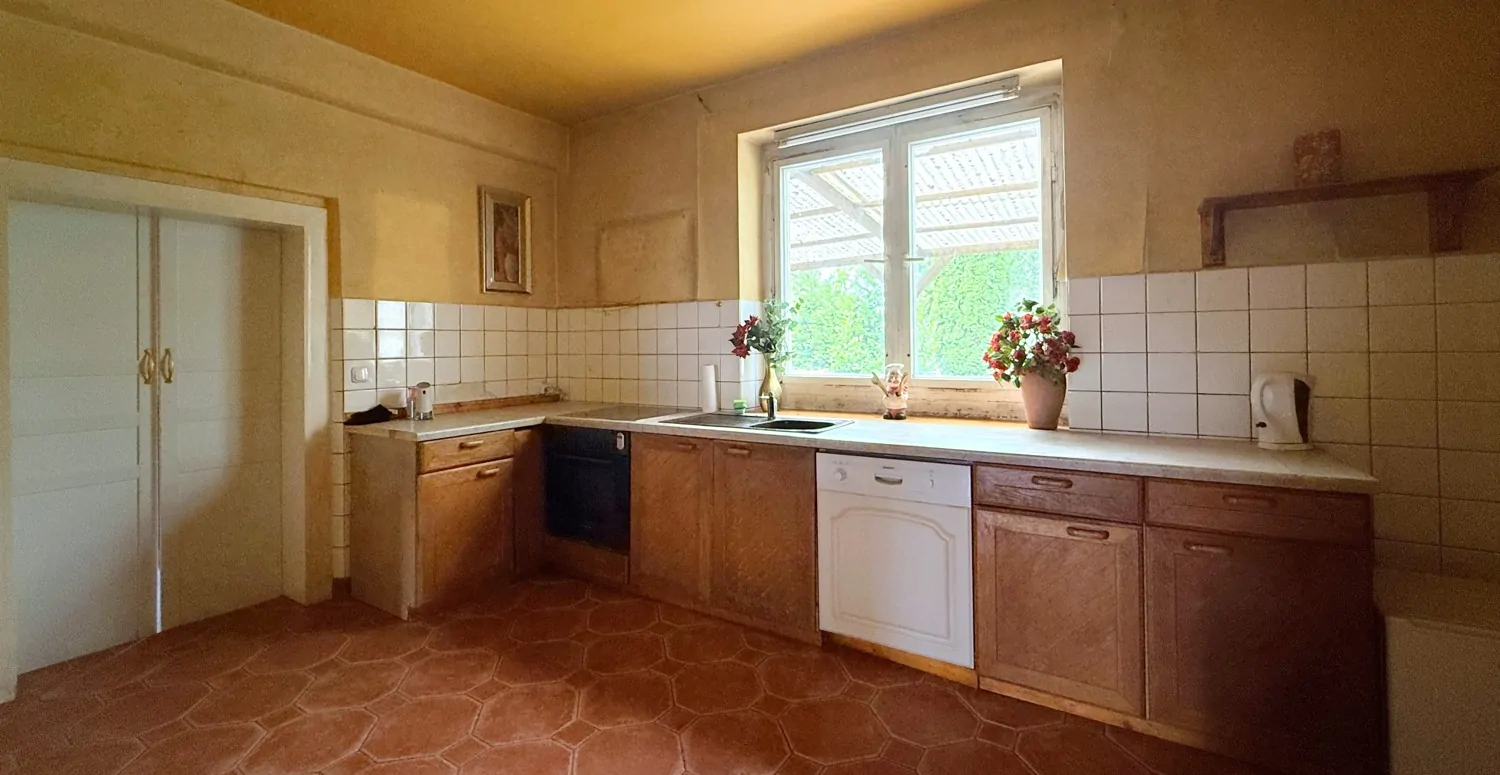 Küche mit Blick in den Garten