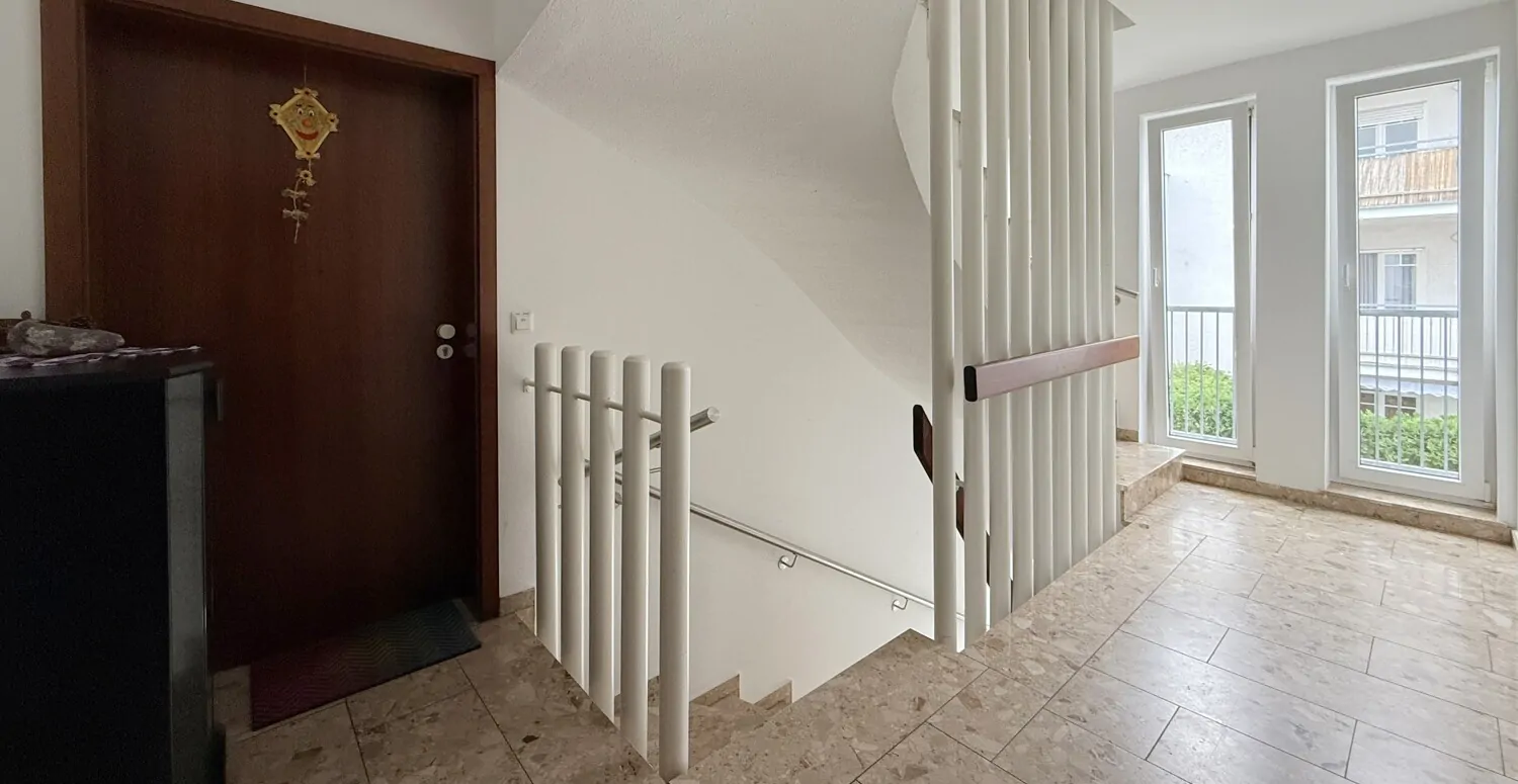 lichtdurchfluteter Hausflur