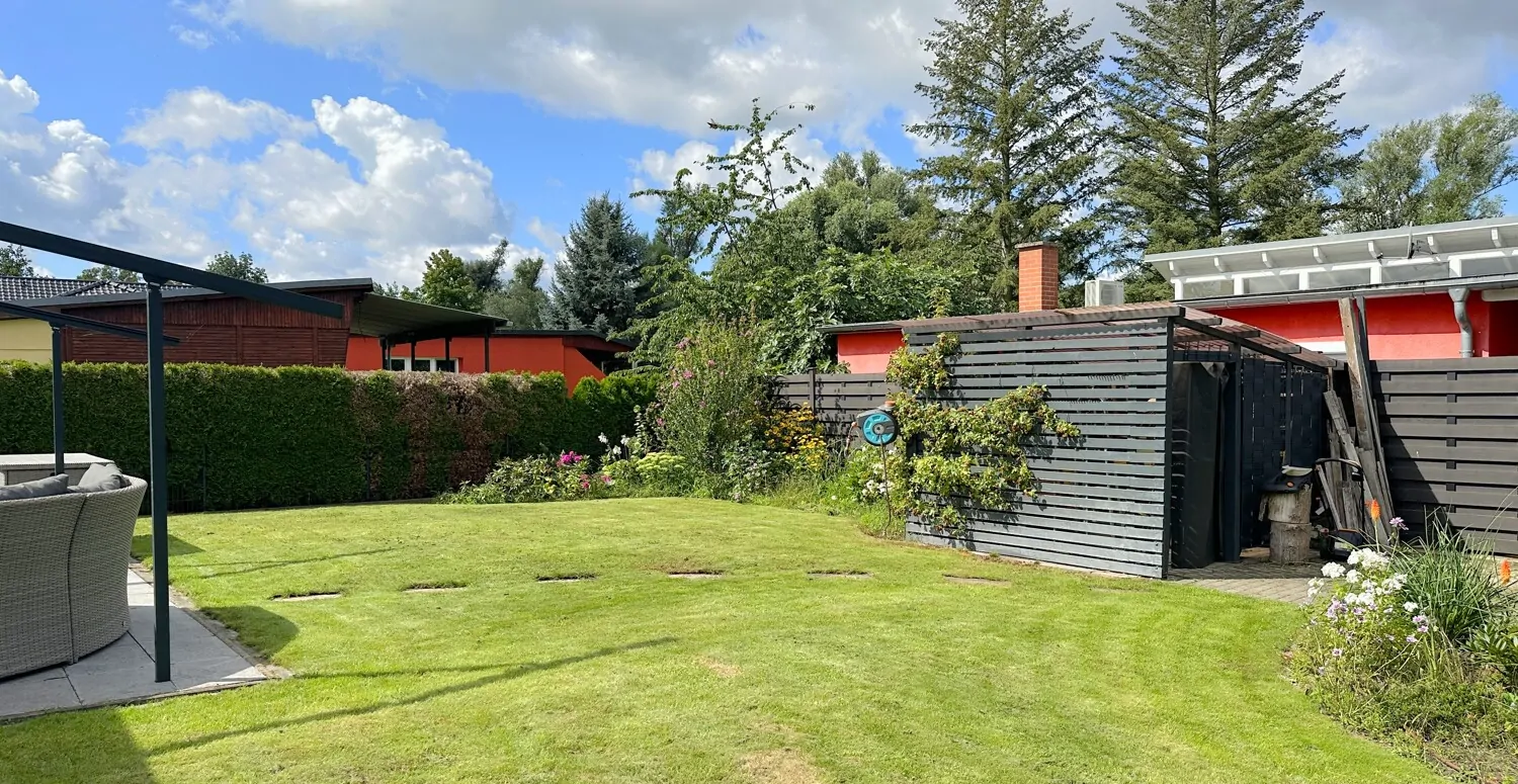 ca. 250 m² Gartenfläche mit Geräteschuppen und befestigtem Stellplatz