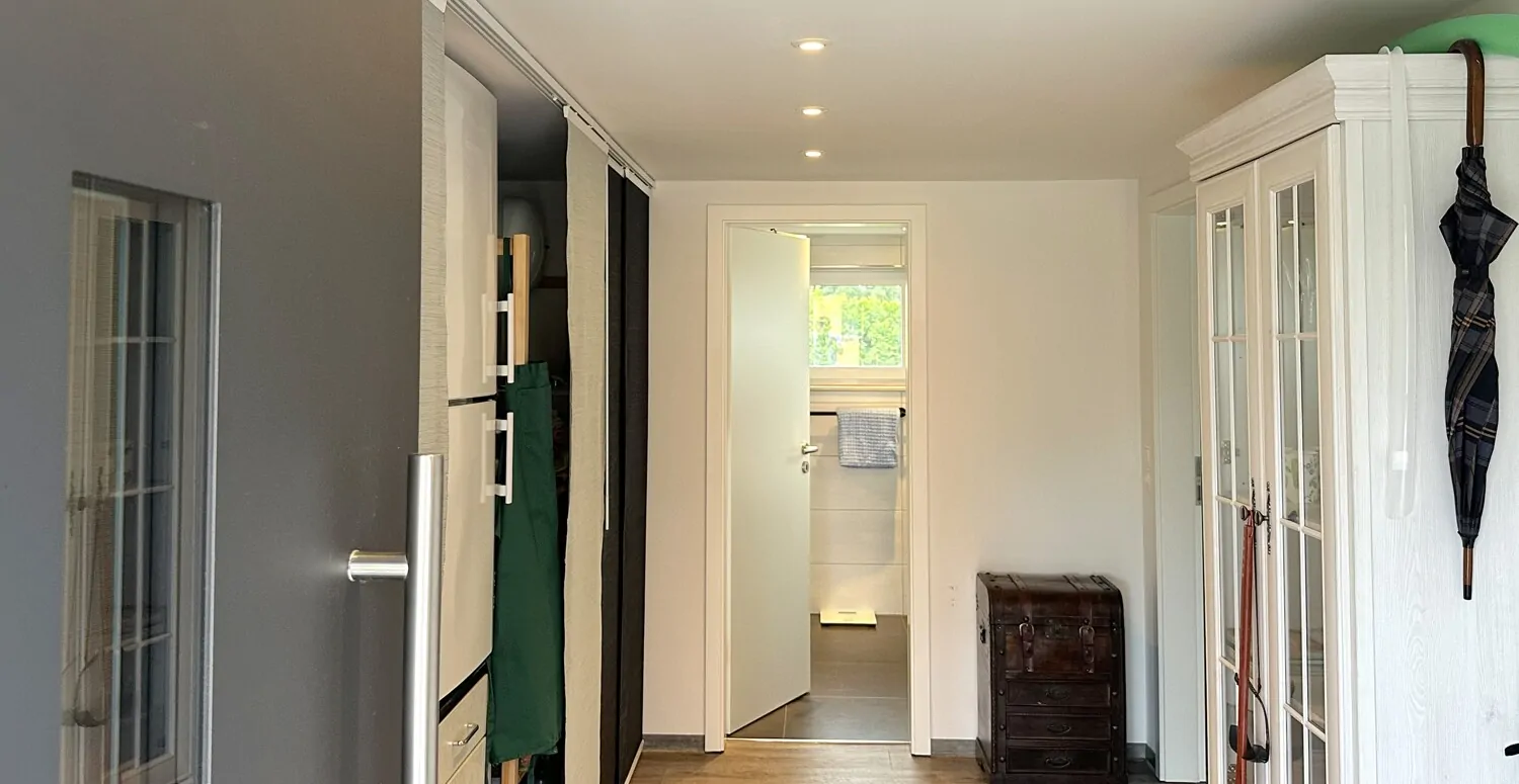 Hausflur mit Übergang zum Bad